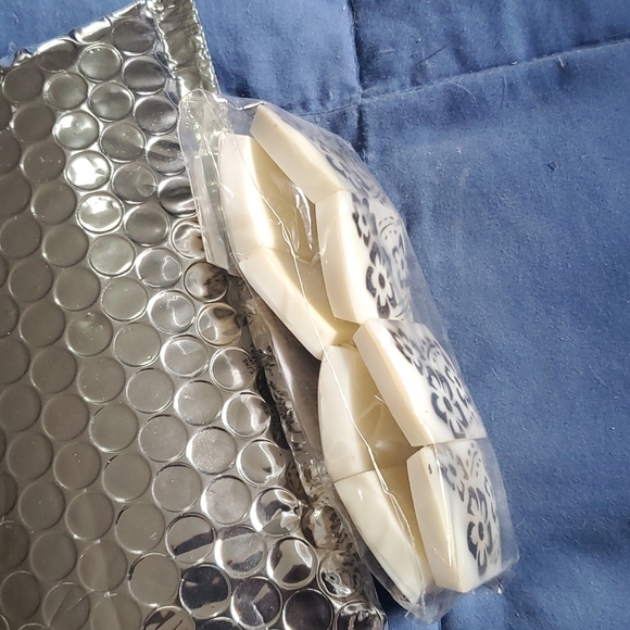 Mother of Pearl Flower Hand Carved Stretch Bracelet - Picture 5 of 10